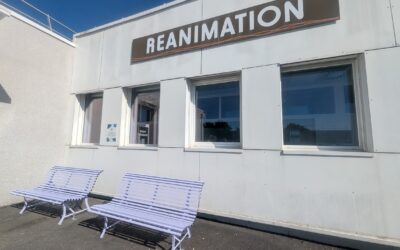 Don de 2 bancs par FERMOB au service de réanimation